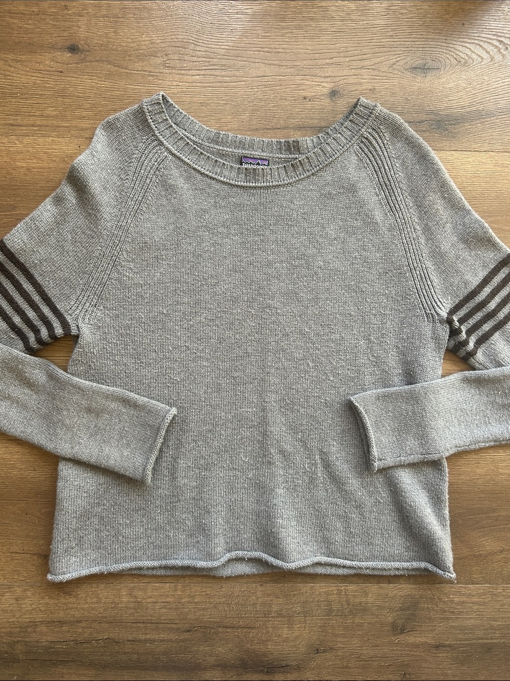 Patagonia Lambs Wool Light Gray Crewneck Sweater with Stripes ! Large